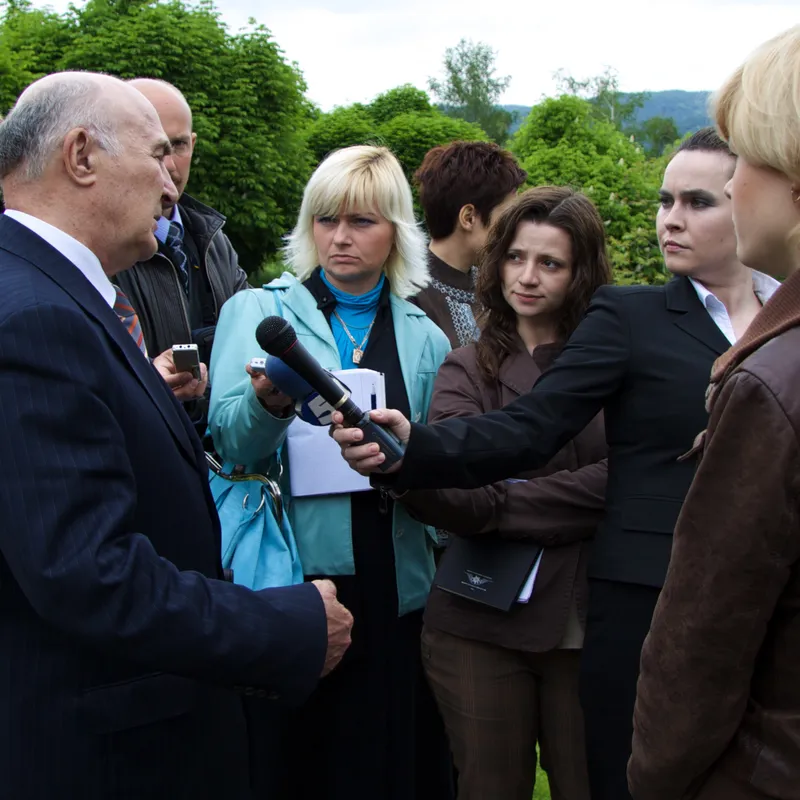 Journalisten-Gruppe_interviewt_Politiker