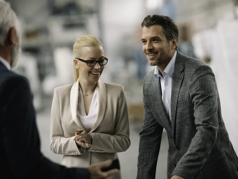Kollegen sprechen geschäftlich in der Fabrik.