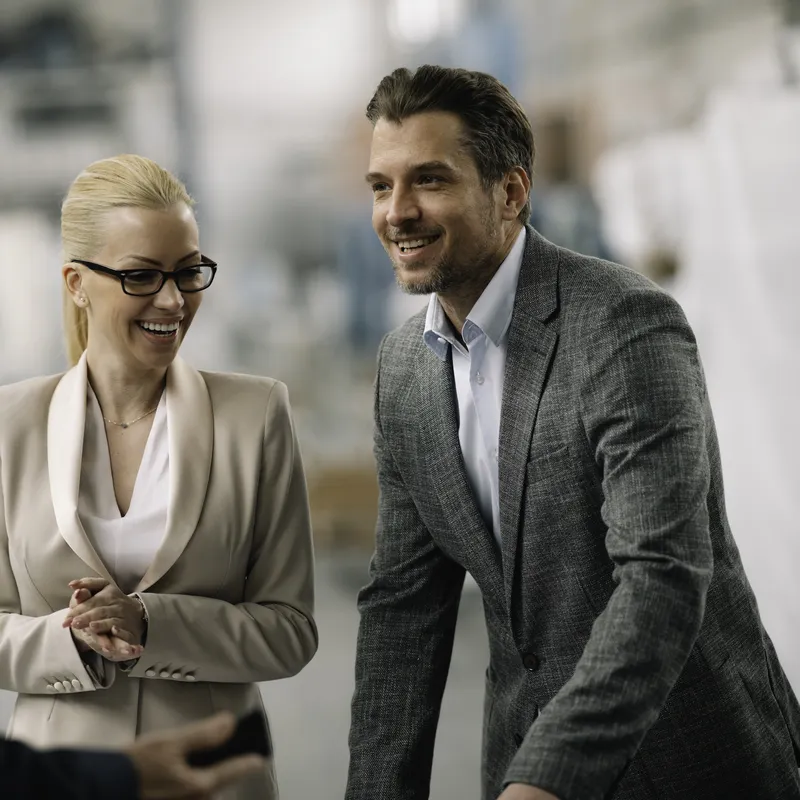 Kollegen sprechen geschäftlich in der Fabrik.